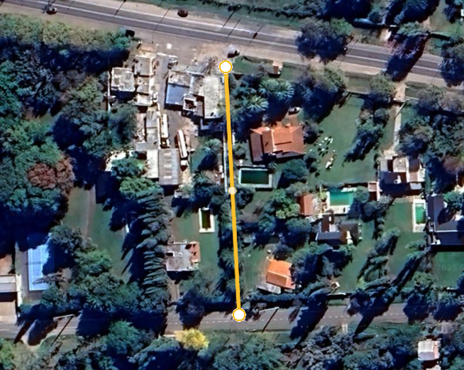 Piden que una angosto callejón de Funes se transforme en peatonal: “Es imposible pasar por el barro y el agua”